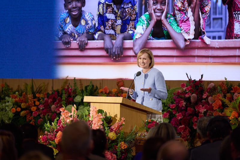 A irmã Amy A. Wright, primeira conselheira na presidência geral da Primária e membro do Conselho Executivo Missionário da Igreja, discursa durante o Seminário para Novos Líderes de Missão de 2026 na sexta-feira, 19 de junho de 2026, no Centro de Treinamento Missionário de Provo, em Provo, Utah.