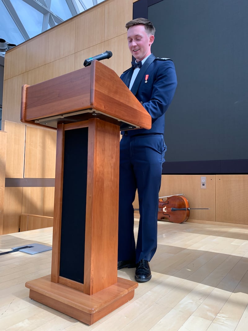 2º Tenente Jacob Bulseco fala de Polaris Hall na United States Air Force Academy em Colorado Springs, Colorado, domingo, 24 de maio de 2026.