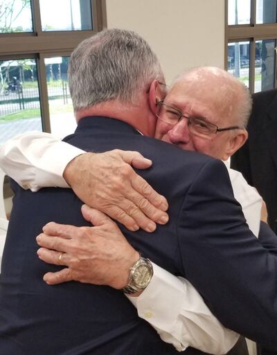 Élder Ulisses Soares, do Quórum dos Doze Apóstolos, à esquerda, abraça Lino Cintras após uma reunião com líderes visitantes da Igreja e os membros pioneiros de Fortaleza, Brasil, no dia 1º de junho de 2019.