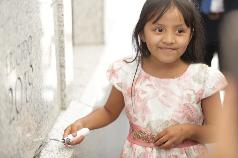 Uma garotinha coloca argamassa na pedra angular do Templo de Arequipa Peru no dia 15 de dezembro, 2019.