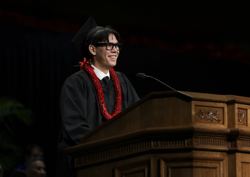 Manuarii Tefan, um graduado da BYU–Hawaii do Taiti, discursa durante a colação de grau realizada no Cannon Activities Center em Laie, Hawaii, na sexta-feira, 12 de dezembro de 2025.