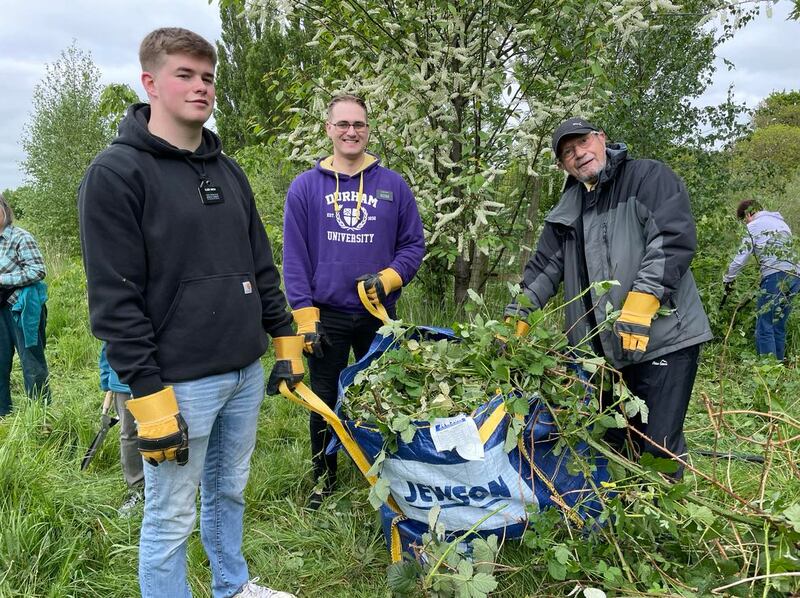 Missionários de tempo integral da Missão Inglaterra Leeds ajudam o grupo York Interfaith a limpar árvores e arbustos perto do Rio Ouse, em Clifton Ings em York, Inglaterra, no dia 13 de maio de 2023. O projeto deu continuidade ao movimento Big Help Out no Reino Unido, para a coroação do rei. 