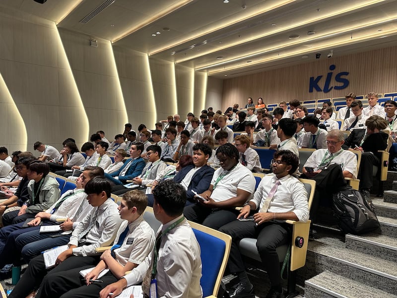 Os jovens participam do devocional e de uma discussão na Conferência Internacional Para a Força da Juventude em Bangkok, Tailândia, em 21 de junho de 2026.