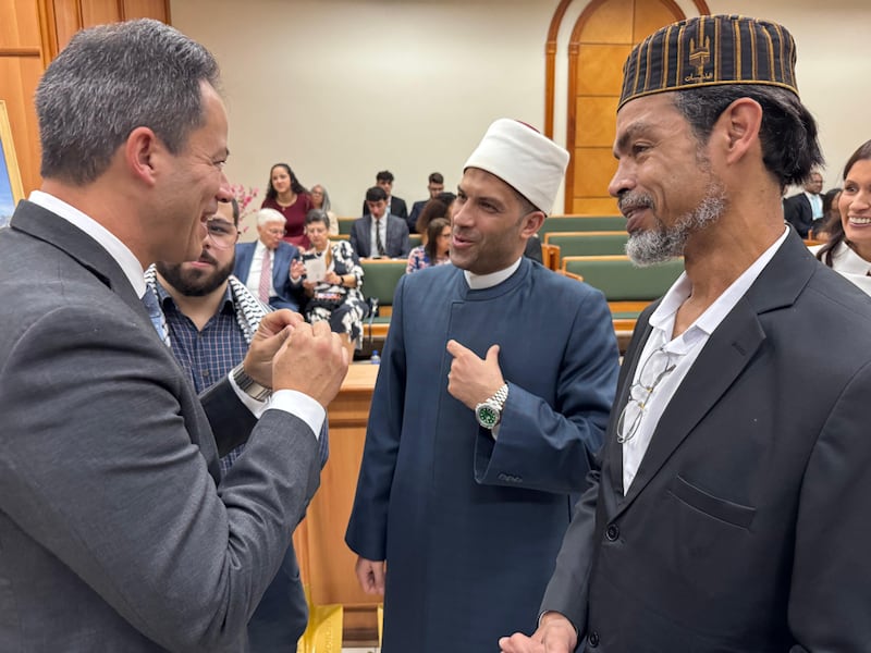 Élder Ronald M. Barcellos, um Setenta Autoridade Geral e conselheiro da presidência da Área Brasil, à esquerda, conversa com os assistentes na cerimônia de lançamento da pedra fundamental do Templo Brasil Santos no sábado, 1º de agosto de 2026, em Santos, Brasil.