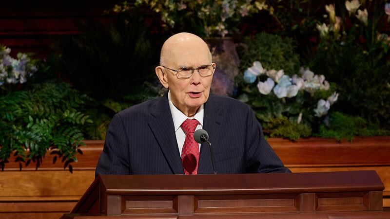 O Presidente da Igreja Dallin H. Oaks fala durante a sessão de domingo à tarde da 196ª Conferência Geral Anual de A Igreja de Jesus Cristo dos Santos dos Últimos Dias no Centro de Conferências em Salt Lake City em 5 de abril de 2026.