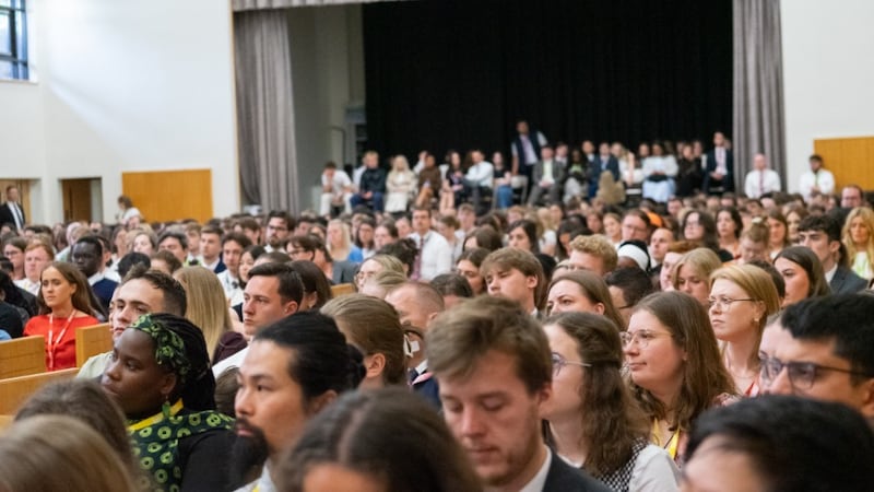 Jovens adultos ouvem Elder Clark G. Gilbert do Quórum dos Doze Apóstolos no domingo, 31 de maio de 2026, durante a Conferência de Jovens Adultos Um por Um de A Igreja de Jesus Cristo dos Santos dos Últimos Dias realizada em Lancashire, Inglaterra.