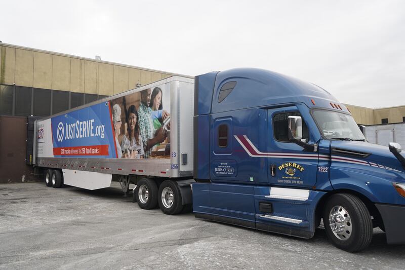 Doações de alimentos de A Igreja de Jesus Cristo dos Santos dos Últimos Dias são descarregadas de um caminhão em Feeding Westchester de Elsford, Nova Iorque, na quinta-feira, 19 de março de 2026.