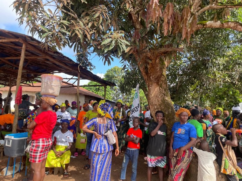 Membros da comunidade reúnem-se no terreno da nova unidade de saúde comunitária para celebrar o evento de entrega em Moriba Town, Serra Leoa, em 11 de outubro de 2025.