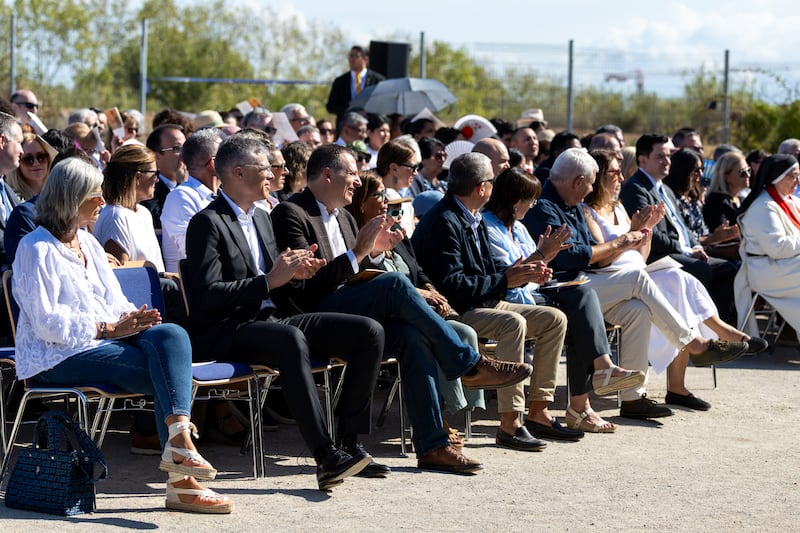 Membros da comunidade, Santos dos Últimos Dias e líderes locais assistem à cerimônia de colocação da pedra fundamental do Templo de Barcelona, Espanha, no sábado, 19 de setembro de 2026, em Barcelona, Catalunha, Espanha.