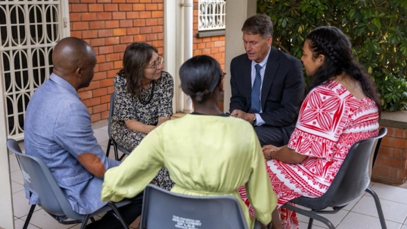 Elder Carl B. Cook e a irmã Lynette Cook compartilham uma experiência de ensino com missionárias em Kampala, Uganda, 18 de março de 2026.