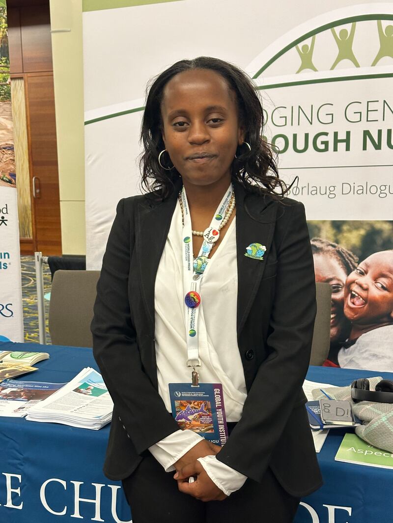 Diana Kibugu, uma estudante do Quênia, visita o estande de informações da Igreja no Diálogo Internacional Borlaug do Prêmio Mundial da Alimentação em Des Moines, Iowa, em 31 de outubro de 2024.