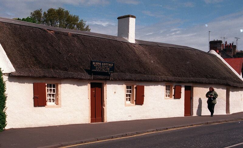 Em 24 de maio de 1996, uma mulher passa em frente à casa onde o famoso poeta escocês Robert Burns nasceu em 25 de janeiro de 1759, em Alloway, na Escócia.
