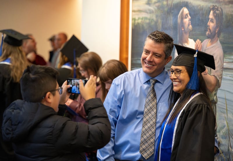 Graduados da BYU–Idaho reúnem-se no BYU–I Center em Rexburg, Idaho, para a cerimônia de formatura realizada na quinta-feira, 18 de dezembro de 2025.