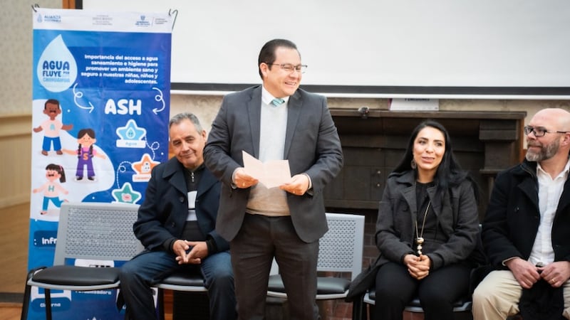 O Presidente Ricardo Moo da Estaca Chihuahua México fala na cerimônia de entrega para a instalação de kits de tratamento de água e tanques de armazenamento.