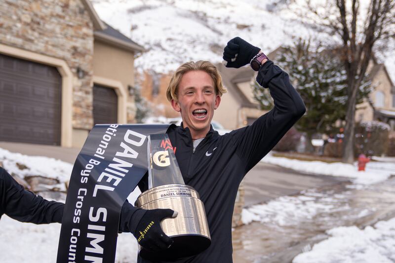 Daniel Simmons, um santo dos últimos dias de American Fork, Utah, comemora depois de ser nomeado o Atleta do Ano do Gatorade National Boys Cross Country de 2022-2023, na terça-feira, 7 de fevereiro de 2023.