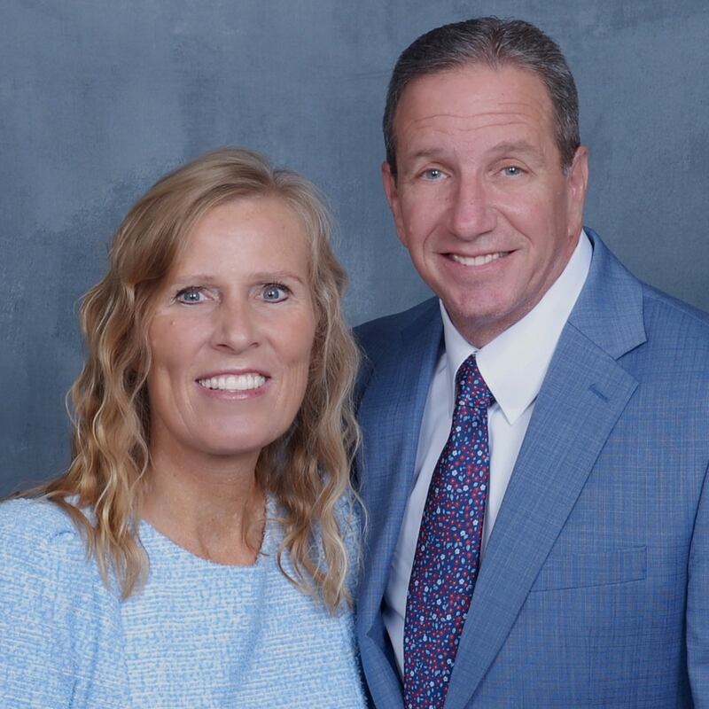 Carl E. Harris e Tammy Harris, que servirão como presidente e companheira da Missão Utah Orem a partir de julho de 2026.