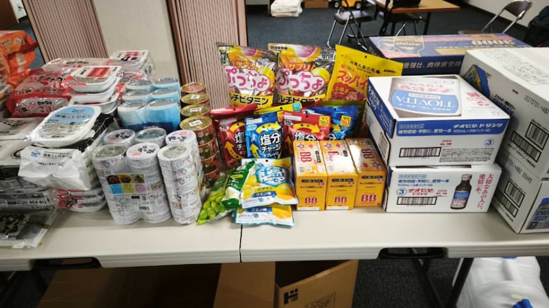 Alguns dos suprimentos de alívio fornecidos pela Igreja são retratados após o terremoto de 28 de julho de 2026 em Kumamoto, Japão.