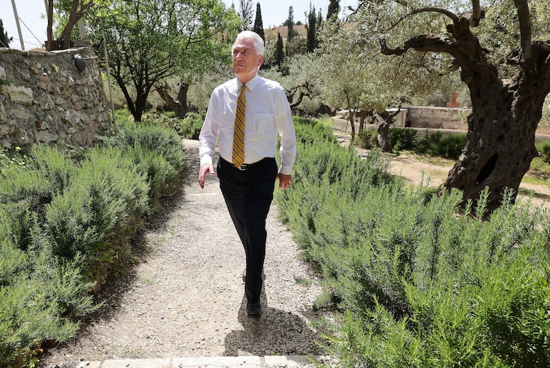 Élder Dieter F. Uchtdorf, do Quórum dos Doze Apóstolos de A Igreja de Jesus Cristo dos Santos dos Últimos Dias, caminha entre oliveiras centenárias, na área tradicional do Jardim do Getsêmani em Jerusalém, Israel, no sábado, 22 de abril de 2023.
