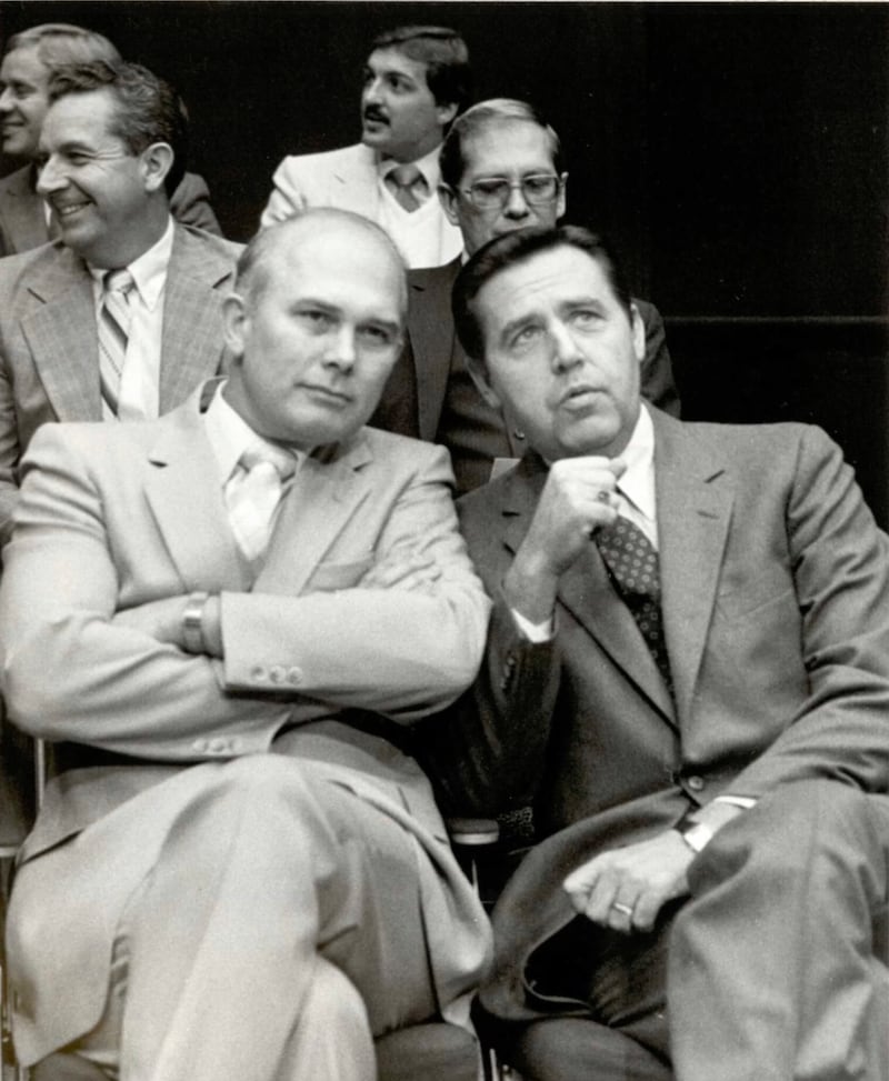 Dallin H. Oaks, à esquerda, e Jeffrey R. Holland conversam antes de um evento da Universidade Brigham Young nesta foto sem data.