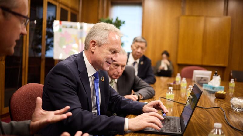 Csaba Korosi, presidente da Assembleia Geral das Nações Unidas, aprende sobre história da família na Biblioteca do FamilySearch em Salt Lake City na terça-feira, 16 de maio de 2023.