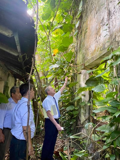 Élder LeGrand R. Curtis Jr. olha para o nome da antiga capela em Mahu, Tubuai, Polinésia Francesa, em março de 2022.