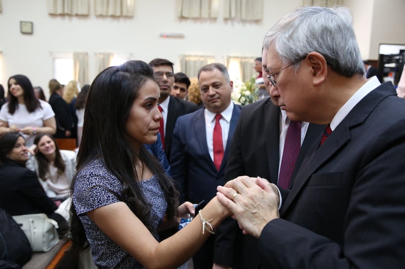 O Élder Gerrit W. Gong ministra a uma irmã da Estaca Argentina Bahía Blanca no dia 18 de novembro de 2018.
