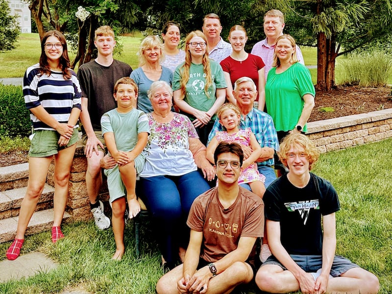 Quinze membros da família Brady tiram uma foto em uma reunião no verão de 2024.
