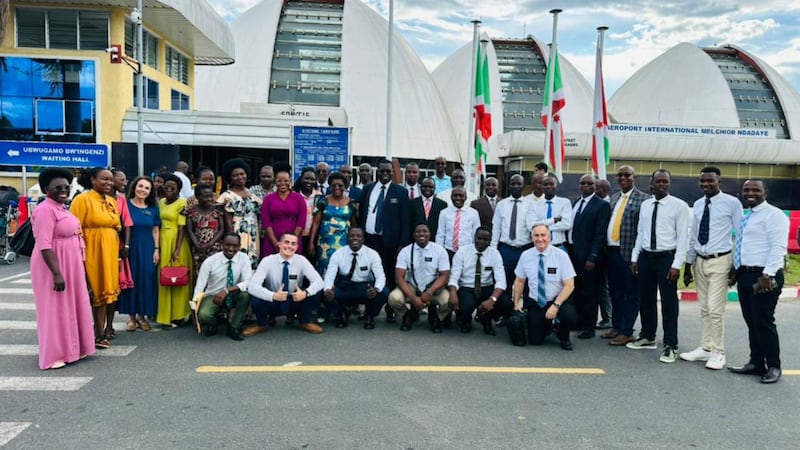 Membros da Igreja tiram uma foto com missionários no aeroporto em Bujumbura, Burundi, em 16 de abril de 2026.