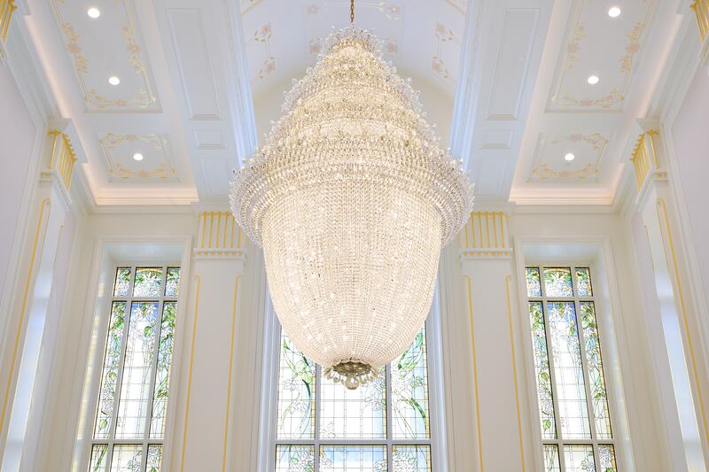 Um lustre dentro da sala celestial do Templo de Lindon Utah.