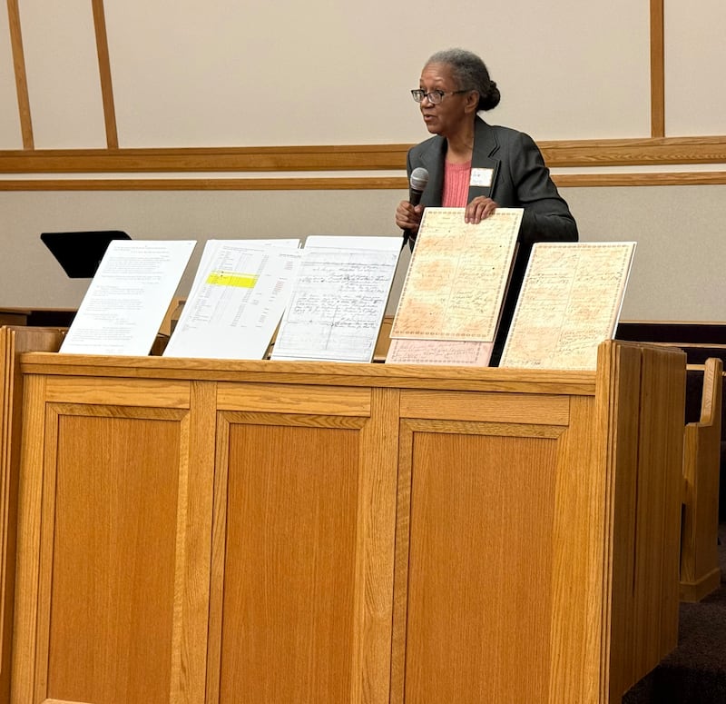 Anita Boyd, presidente da Afro-American Genealogical and Historical Society of Chicago, fala aos entusiastas de genealogia em um evento organizado pela Estaca Chicago Illinois em 7 de março de 2026. Mais de 40 pessoas se reuniram para participar de aulas e ouvir palestras de especialistas da Newberry Library de Chicago e da Afro-American Genealogical and Historical Society of Chicago.