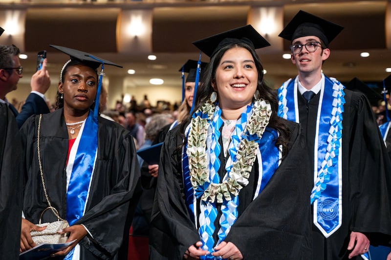 Formandos da BYU–Idaho entram no Centro da BYU–I para a cerimônia na sexta-feira, 10 de abril de 2026, em Rexburg, Idaho.