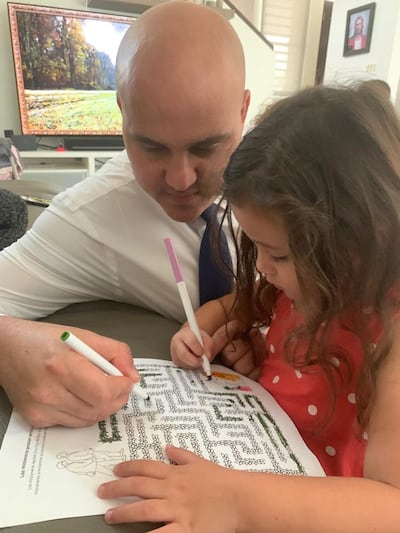 Wilfred Rosa e sua filha, Marina, trabalham juntos em um projeto para colorir sobre missionários, no dia 29 de março, 2020. Rosa e sua família aceitaram o convite do Presidente Russell M. Nelson para jejuar por uma solução para a pandemia do coronavírus.