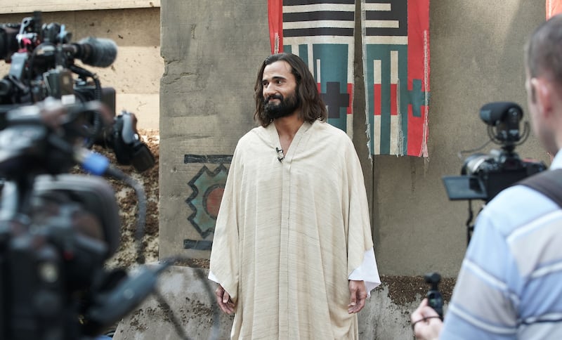 Anthony Butters, que interpreta Jesus, fala com a imprensa durante um intervalo, enquanto a produção da quarta temporada dos vídeos do Livro de Mórmon de A Igreja de Jesus Cristo dos Santos dos Últimos Dias é filmada perto de Springville na segunda-feira, 26 de julho de 2021.