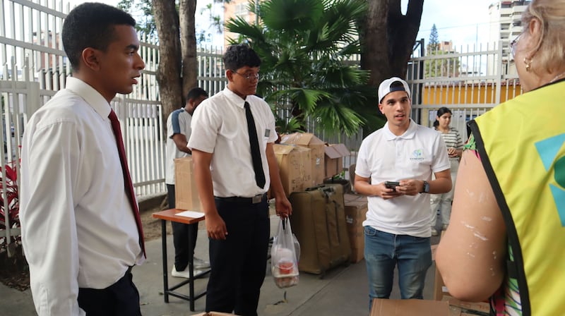 Voluntários e missionários de A Igreja de Jesus Cristo dos Santos dos Últimos Dias preparam itens para os afetados pelos dois terremotos na Venezuela no sábado, 27 de junho de 2026.