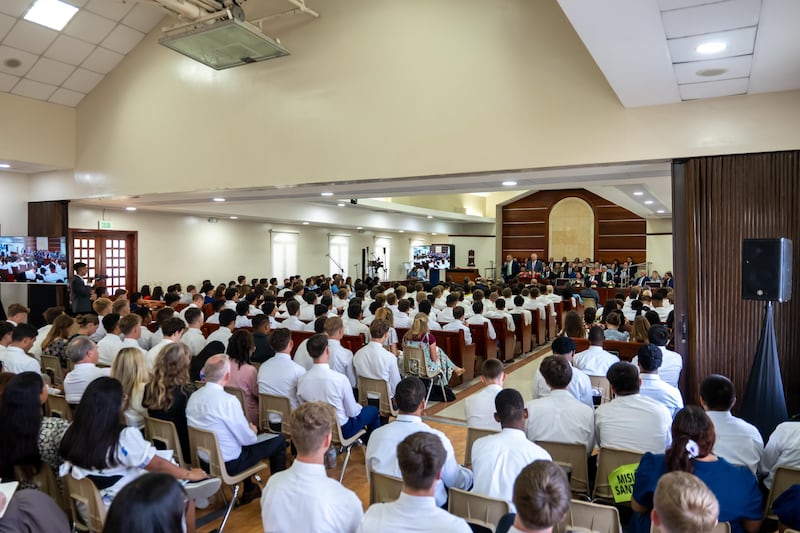 Elder Ronald A. Rasband do Quórum dos Doze Apóstolos fala a um grupo de mais de 800 missionários de várias missões na área de Santo Domingo, República Dominicana.