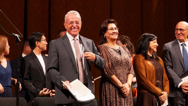 Élder Ulisses Soares do Quórum dos Doze Apóstolos, à esquerda, e sua esposa, Irmã Rosana Soares, segunda da esquerda, chegam a um devocional de jovens adultos solteiros no David H. Koch Theater no Lincoln Center for the Performing Arts em Nova York no domingo, 20 de setembro de 2026.