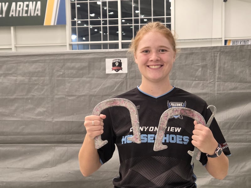 Adilaide Ohms, 18 anos, segura seus ferros de ferradura após vencer o Torneio Mundial de Horseshoe de 2026 da National Horseshoe Pitchers Association em 18 de julho de 2026.