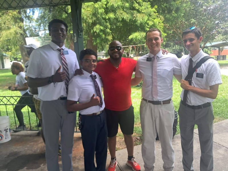 Missionários da Missão Baton Rouge, Louisiana fazem serviço voluntário em 4 de julho de 2026. Mais de 150 missionários da Louisiana celebraram o 250º aniversário da América com 250 horas de serviço comunitário e 250 convites para participar do culto.