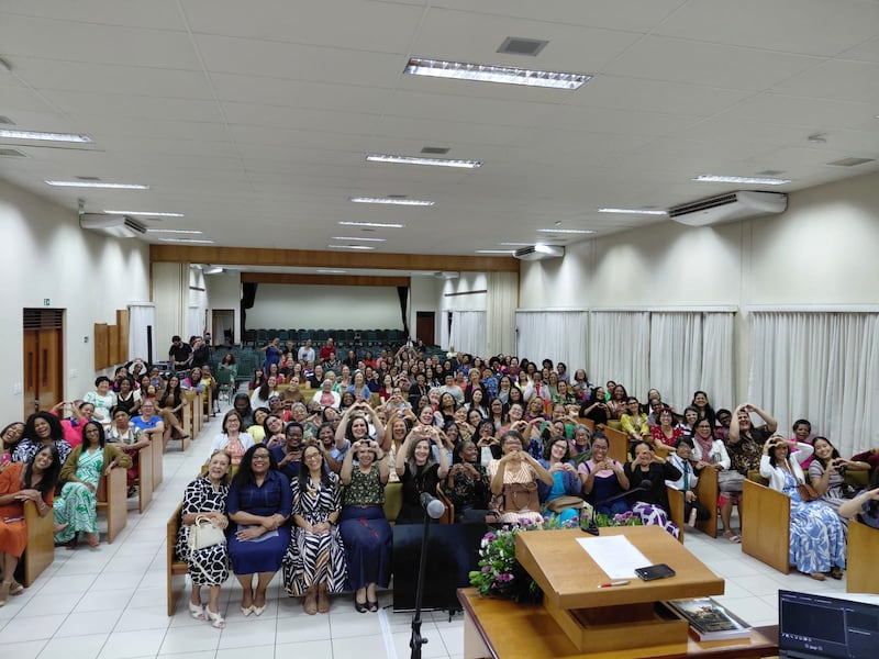 A Irmã Andrea Muñoz Spannaus tira uma foto com mulheres em São Paulo, Brasil, na quarta-feira, 10 de junho de 2026.