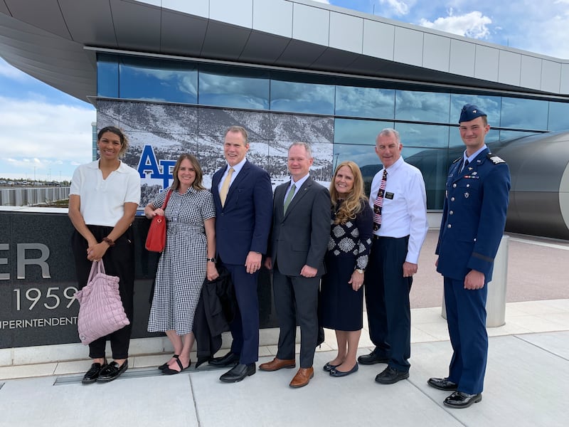 Elder Edward B. Rowe e outros fazem um tour pelo Centro de Visitantes da USAFA em Colorado Springs, Colorado, sábado, 23 de maio de 2026.