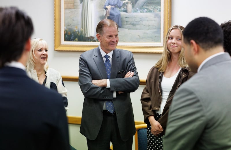 Elder Gary E. Stevenson do Quórum dos Doze Apóstolos e sua esposa, Sister Lesa Stevenson, encontram-se com jovens adultos solteiros de Perth, Austrália, em 15 de maio de 2026.