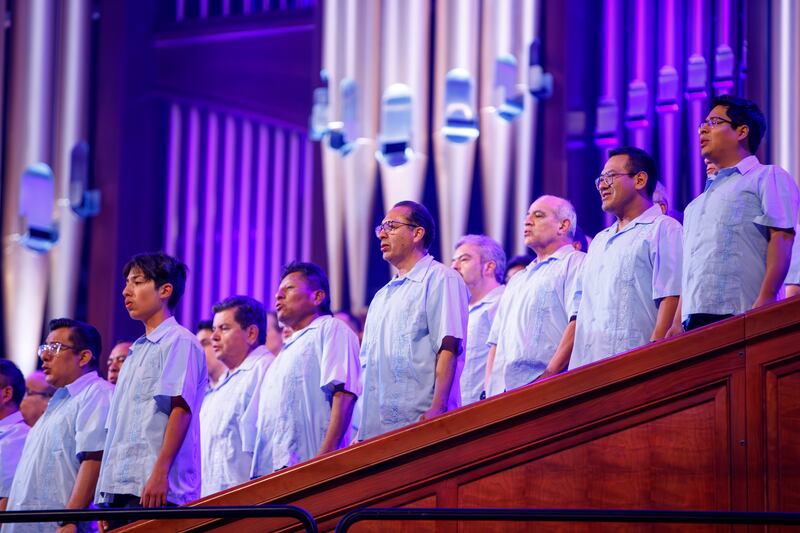 Membros do coro cantam músicas de toda a América Latina durante o ensaio geral de "Luz de las Naciones" em Salt Lake City, Utah, 3 de novembro de 2025.