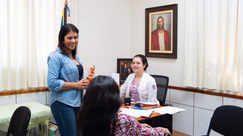 A Igreja de Jesus Cristo dos Santos dos Últimos Dias e a Associação Salvadorenha para Prevenção do Câncer se preparam para realizar exames de rastreamento de câncer de mama em um salão de reuniões de A Igreja de Jesus Cristo dos Santos dos Últimos Dias em Mejicanos, El Salvador, 27 de julho de 2026.