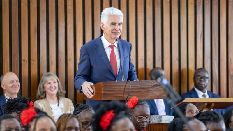 Élder Gérald Caussé fala aos membros na Conferência do Ramo Nairobi Quênia Sul em 25 de outubro de 2026.