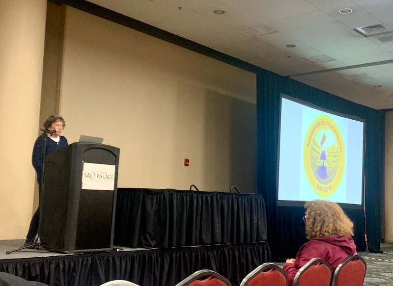 Ellen Jeppson, 26ª presidente da International Society Daughters of Utah Pioneers, ensina uma aula de 2026 no RootsTech na quinta-feira, 5 de março, intitulada "Daughters of Utah Pioneers: Preserving the History of the Utah Pioneers Who Came to Utah 1847-1869."