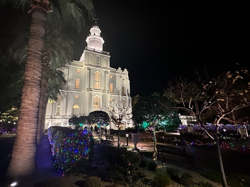 Luzes de Natal e decorações em exibição no Templo de St. George, St. George, Utah, na quarta-feira, 10 de dezembro de 2025.