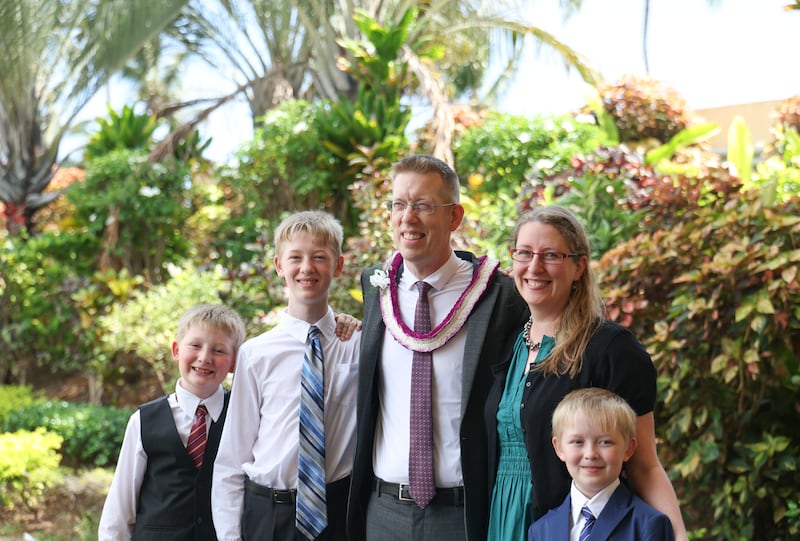 Luke Nichols e sua família posam para uma foto antes do devocional de campus realizado no Cannon Activities Center em Laie, Havaí, na terça-feira, 29 de setembro de 2026.