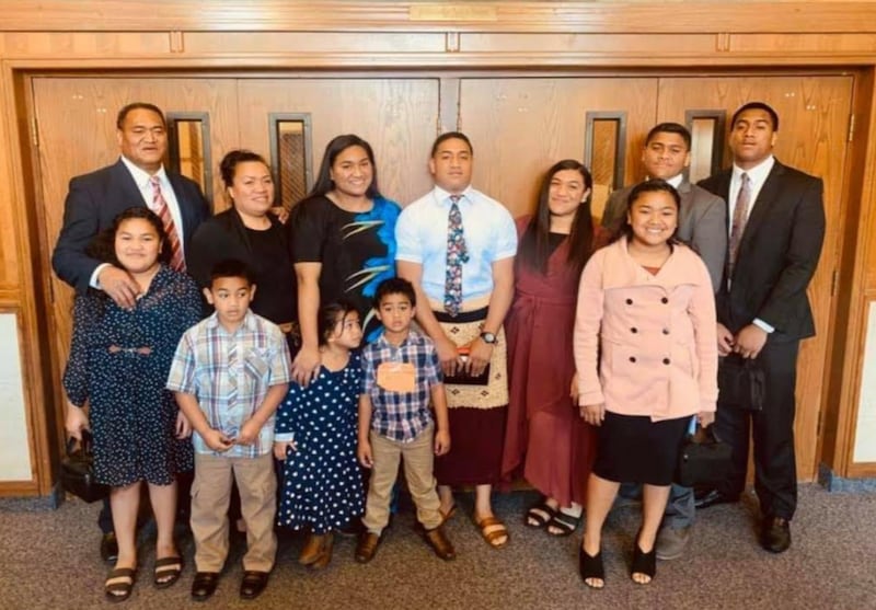 A família Kata se reúne para uma foto em janeiro de 2020 em Oakland, Califórnia, no dia em que o filho mais velho, Tevita, ao centro, discursou na Igreja antes de partir para a missão. Na fileira de trás, da esquerda para a direita: Taniela Kata e Moui Kata, os pais, juntamente com Sela, Tevita, Anaise, Molomona e Heneli. Fileira da frente, da esquerda para a direita: Teisa, Olive, Mele, Kelikupa e Halaevalu.