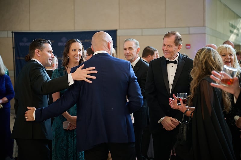Elder Gary E. Stevenson do Quórum dos Doze Apóstolos, à direita, cumprimenta convidados no Gala Anual da Medalha Canterbury de Becket no Centro Nacional da Constituição em Filadélfia na quinta-feira, 11 de junho de 2026. Também presentes estão Elder Alexander Dushku, Setenta Autoridade Geral, ao centro, e Derrick Porter, à extrema esquerda, produtor, principal escritor e apresentador do Tabernacle Choir at Temple Square.