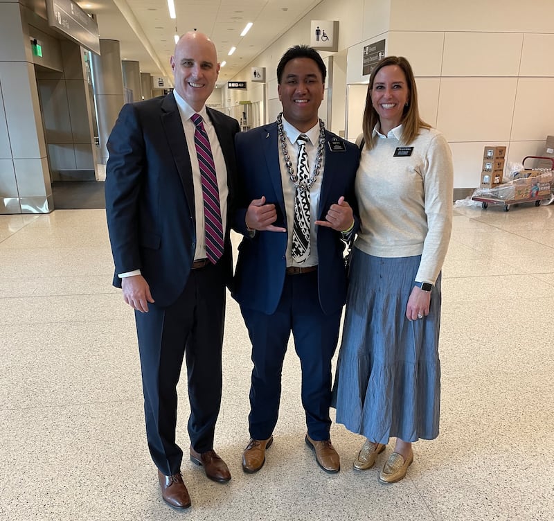 Élder Heneli Kata, ao centro, posa para uma foto com o presidente Justin R. Spencer, à esquerda, e a síster Kristen Spencer, à direita, líderes da Missão Utah Salt Lake City Oeste em 25 de abril de 2023, no Aeroporto Internacional de Salt Lake. Ele havia terminado seu serviço missionário e estava voltando para casa em Oakland, Califórnia, naquele dia.